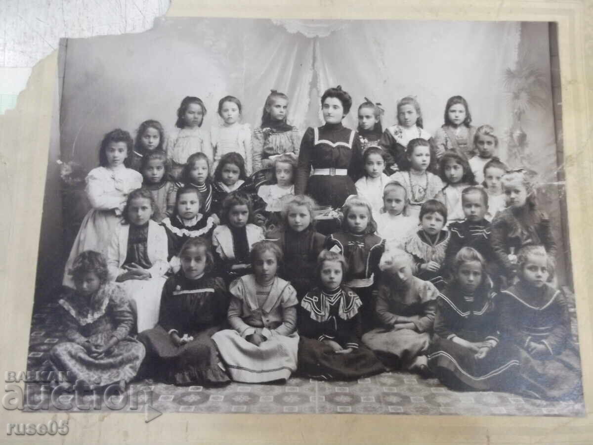Licitație Fotografie veche pe carton cu treizeci și doi copii și o învățătoare Licitație Fotografie veche pe carton cu treizeci și doi copii și o învățătoare