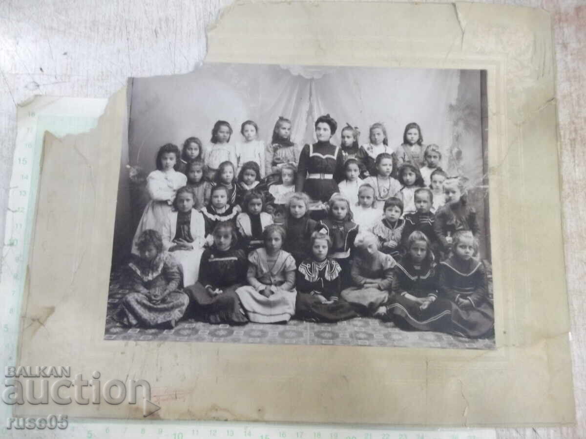Fotografie veche pe carton cu treizeci și doi copii și o învățătoare Fotografie veche pe carton cu treizeci și doi copii și o învățătoare