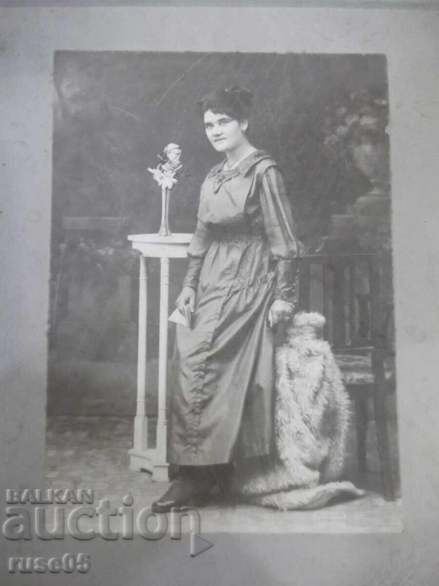 Παλιά φωτογραφία σε χαρτόνι γυναίκας με τιμή 10.00 BGN | € 5.11 Παλιά φωτογραφία σε χαρτόνι γυναίκας με τιμή 10.00 BGN | € 5.11