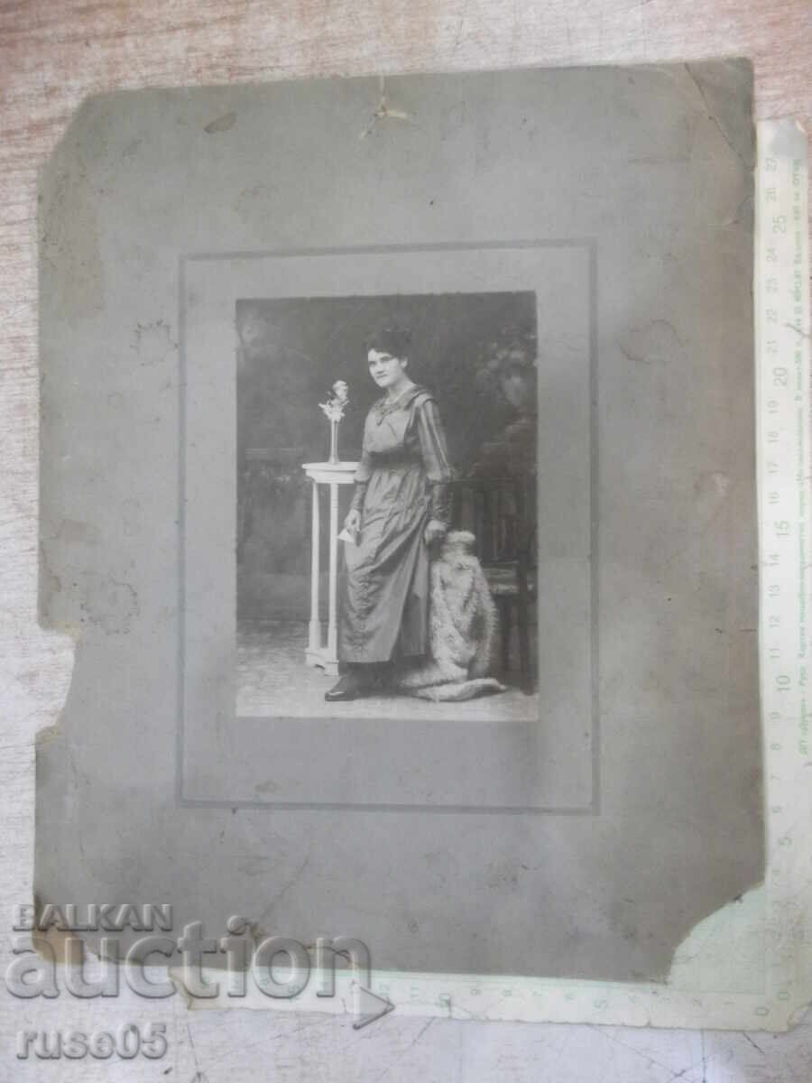 Παλιά φωτογραφία σε χαρτόνι γυναίκας Παλιά φωτογραφία σε χαρτόνι γυναίκας