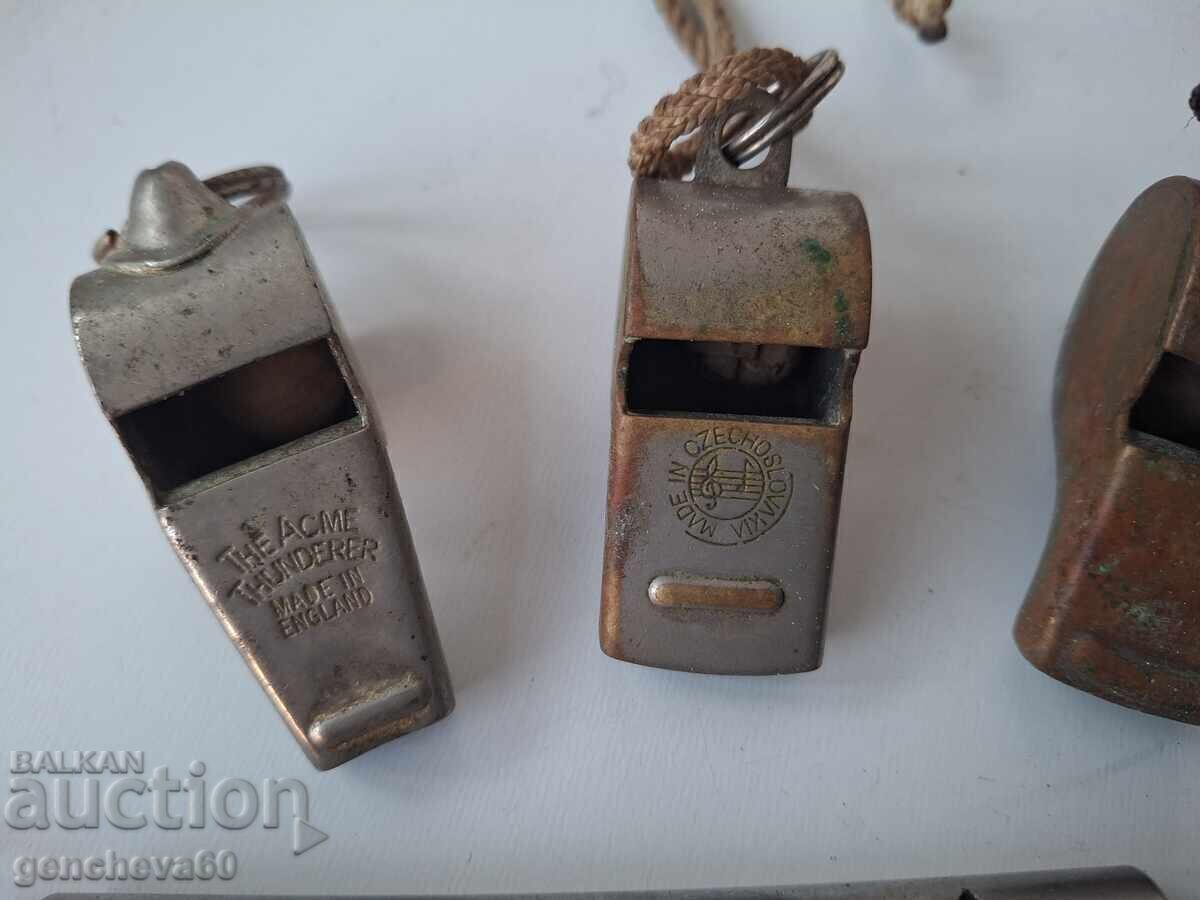 Συλλογή από διάφορα παλιά σφυρίχτρες, διαιτητή, για σκύλο, μέταλλο και άλλα με τιμή € 45.00 | 88.01 BGN