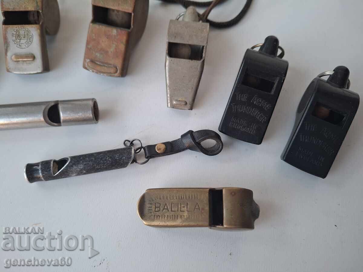 Δημοπρασία Συλλογή από διάφορα παλιά σφυρίχτρες, διαιτητή, για σκύλο, μέταλλο και άλλα