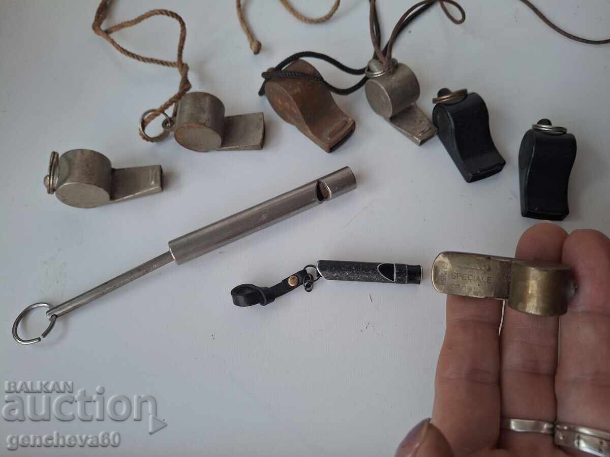 Παράδοση Συλλογή από διάφορα παλιά σφυρίχτρες, διαιτητή, για σκύλο, μέταλλο και άλλα