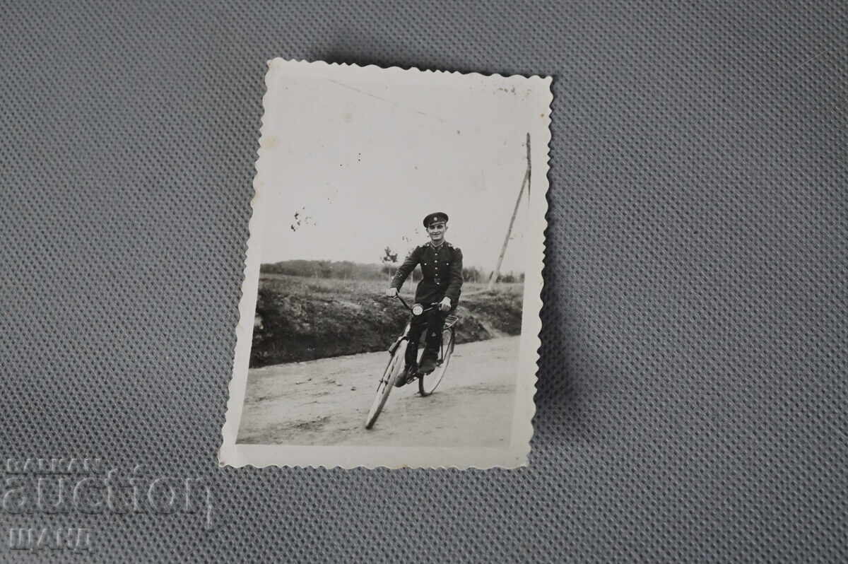 1943 Στρατιωτική φωτογραφία στρατιώτη με στολή σε ποδήλατο