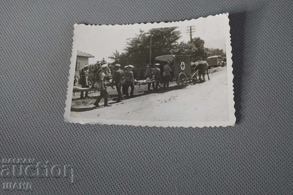 1943 Military Photo Soldiers Cart Medical Personnel Red Cross 1943 Military Photo Soldiers Cart Medical Personnel Red Cross