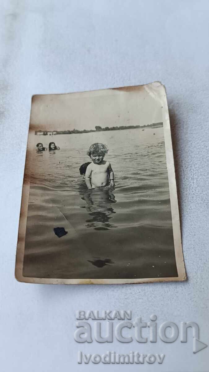 Снимка Малко момченце в морето