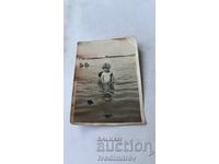 Снимка Малко момченце в морето