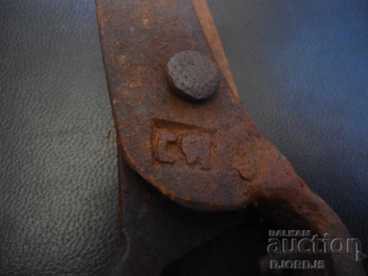 Παλιό σφυρήλατο ψαλίδι, σήμανση με τιμή 4.00 BGN | € 2.05 Παλιό σφυρήλατο ψαλίδι, σήμανση με τιμή 4.00 BGN | € 2.05