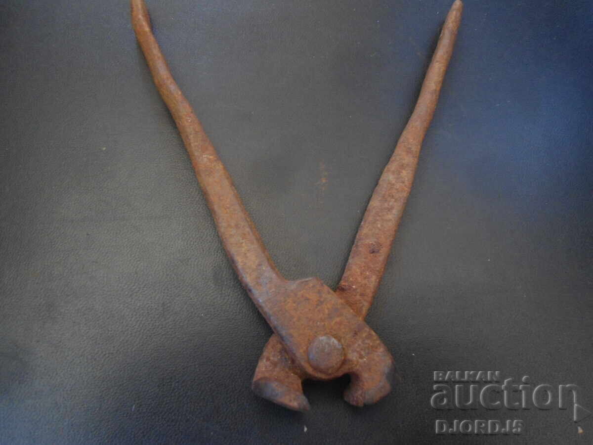 Delivery of Old craft pliers