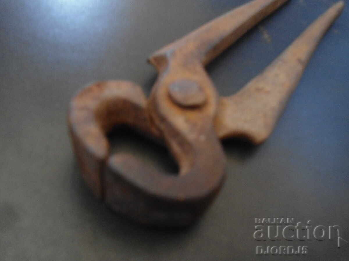 Delivery of Old craft pliers