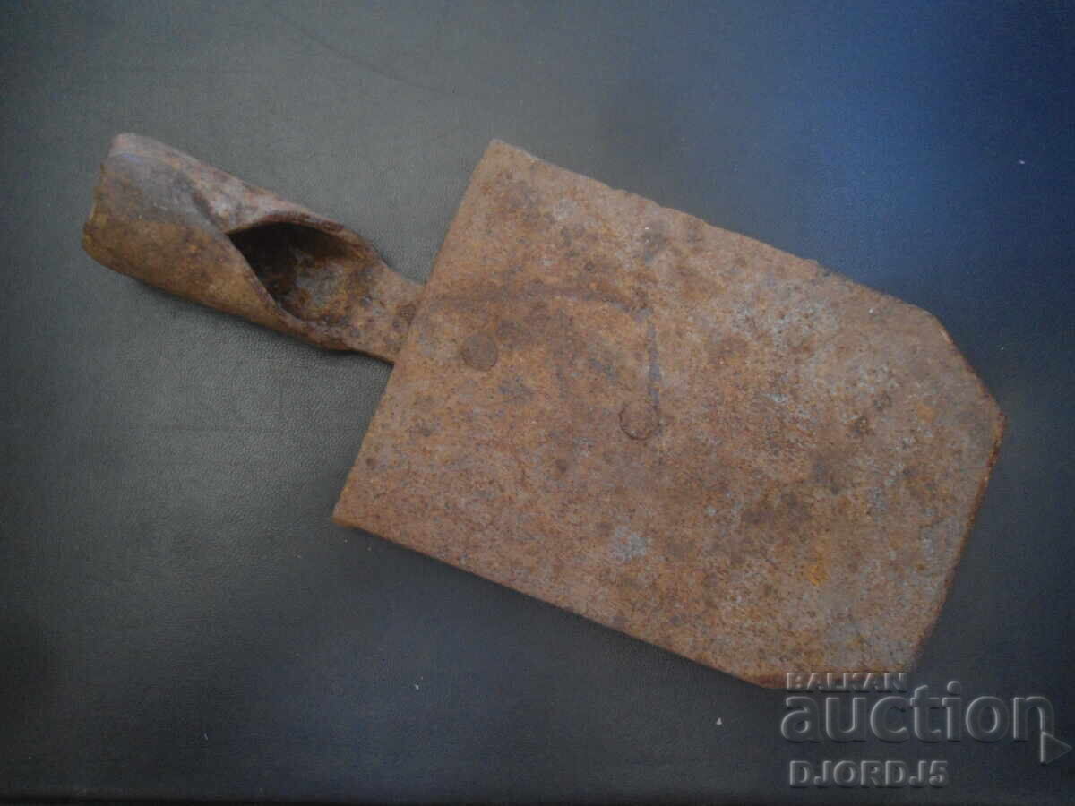 Ένα παλιό σφυρήλατο εργαλείο με τιμή 9.00 BGN | € 4.60