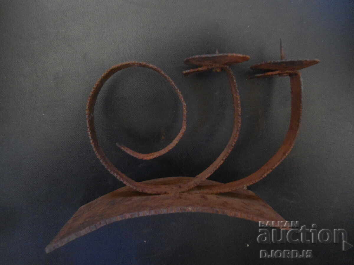 Стар кован свещник с цена 5.00 лв. | € 2.56 Стар кован свещник с цена 5.00 лв. | € 2.56