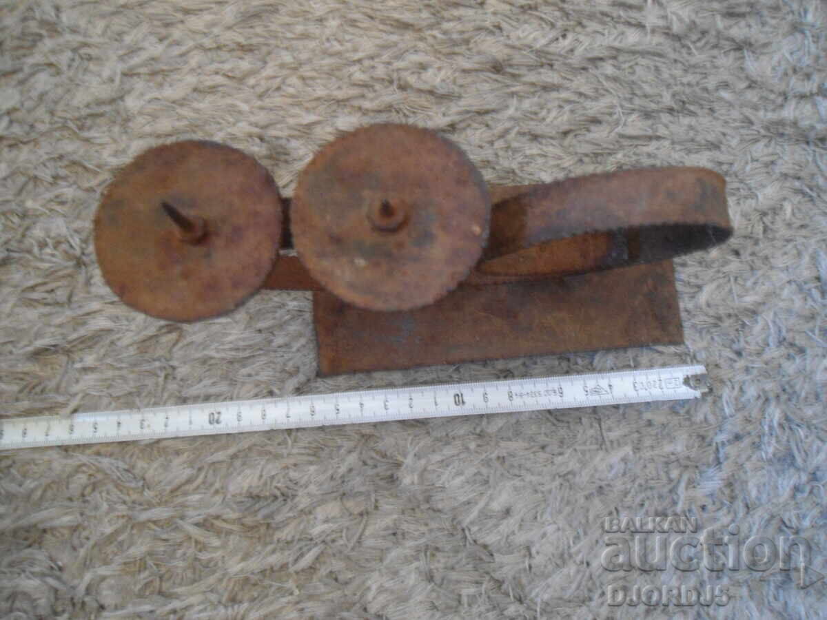 Доставка на Стар кован свещник Доставка на Стар кован свещник