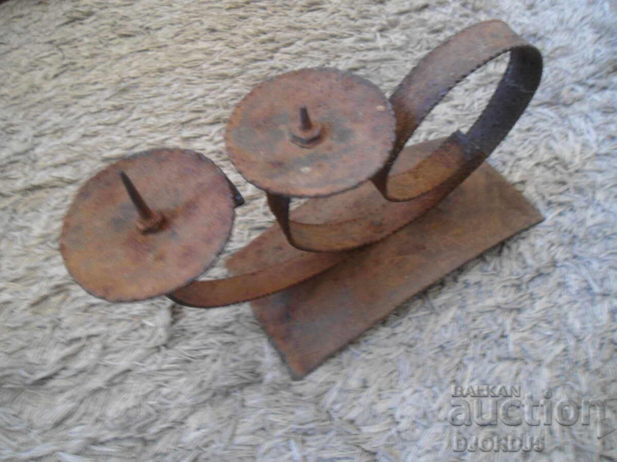 Стар кован свещник Стар кован свещник