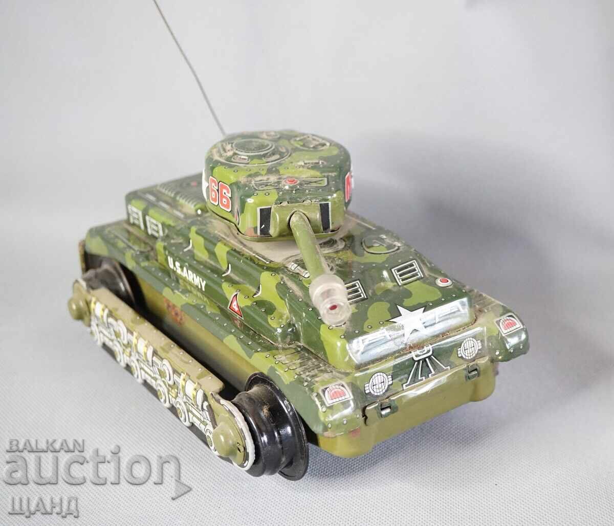 Auction  Old Japanese metal toy model tank with batteries