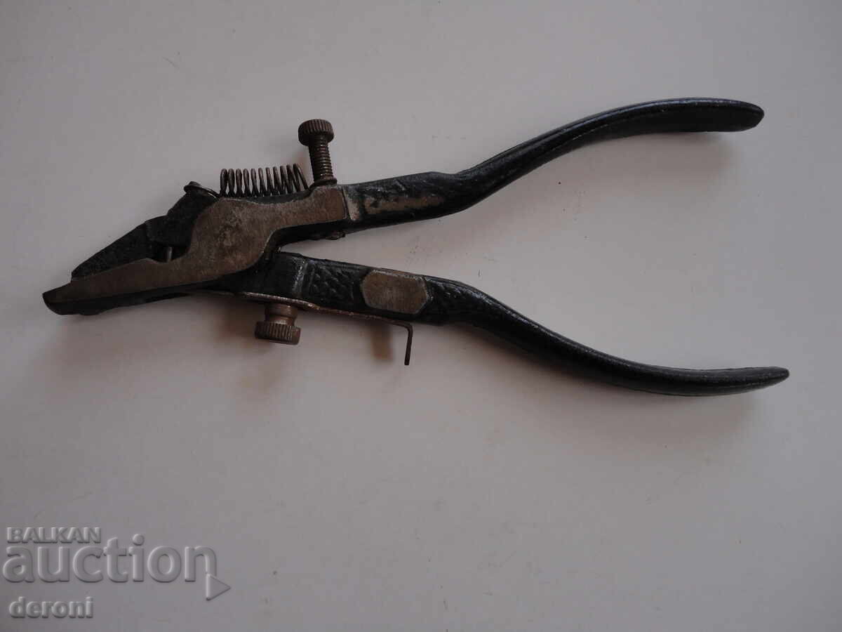 Delivery of German Army Pliers Tool 1