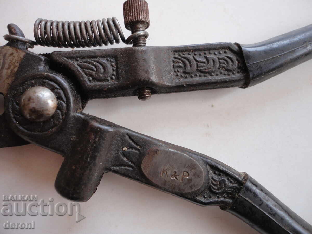 Γερμανικό στρατιωτικό πένσα εργαλείο 2 με τιμή 25.00 BGN | € 12.78 Γερμανικό στρατιωτικό πένσα εργαλείο 2 με τιμή 25.00 BGN | € 12.78