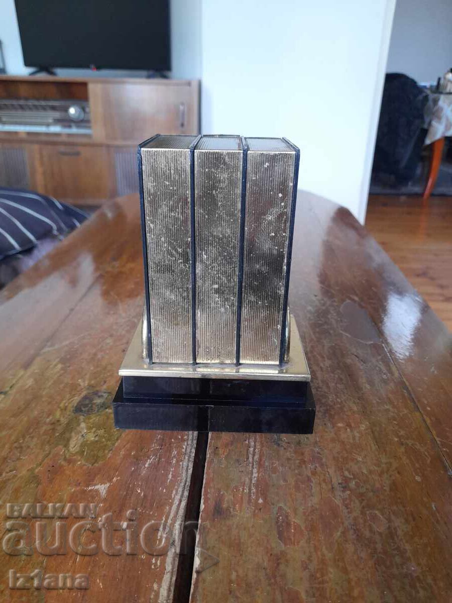 Livrarea Cutie muzicală veche pentru țigări Livrarea Cutie muzicală veche pentru țigări