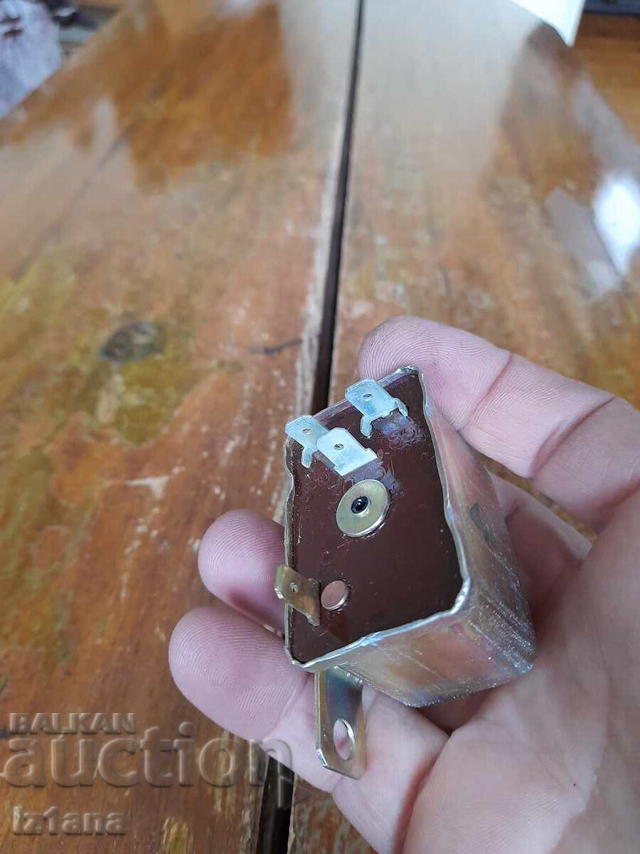 Releu auto vechi PC702A cu preț 27.00 BGN | € 13.80 Releu auto vechi PC702A cu preț 27.00 BGN | € 13.80