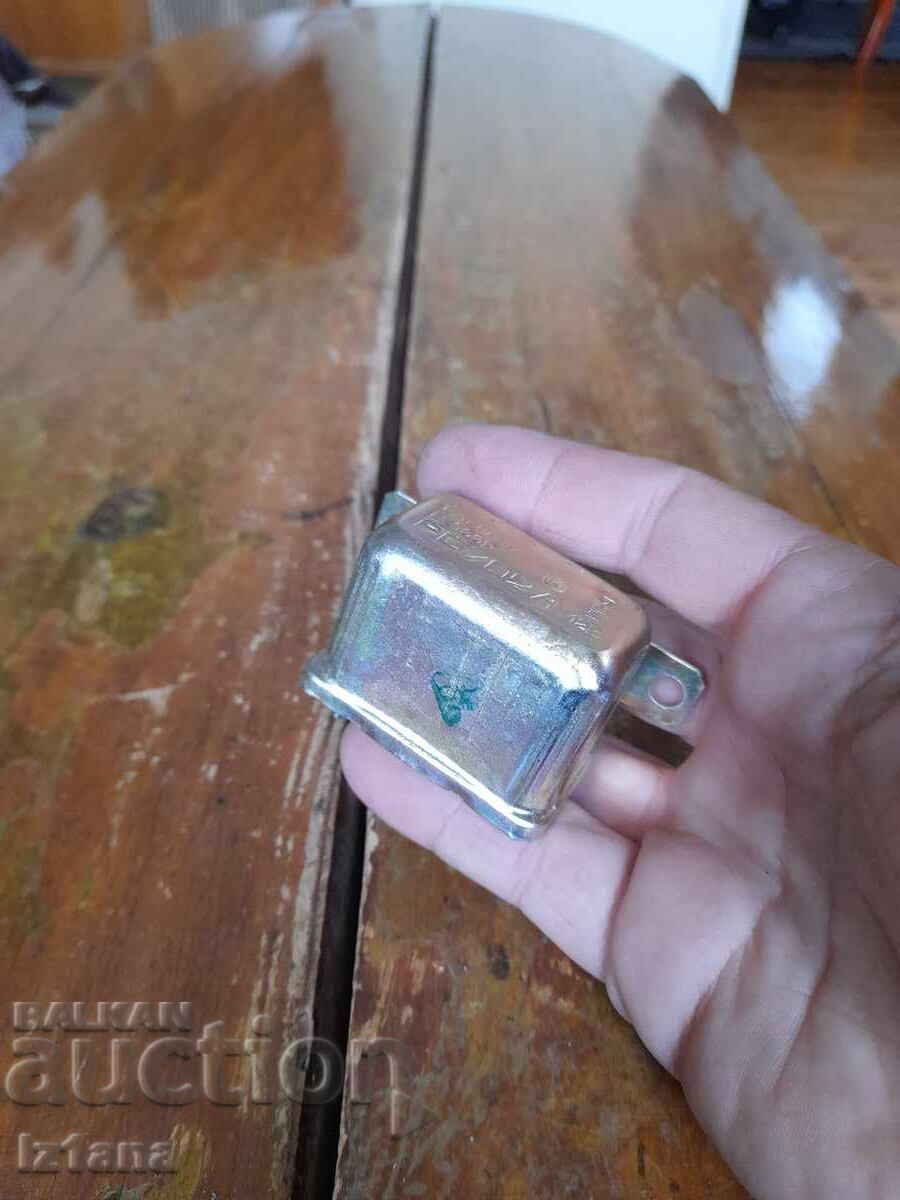 Licitație Releu auto vechi PC702A Licitație Releu auto vechi PC702A