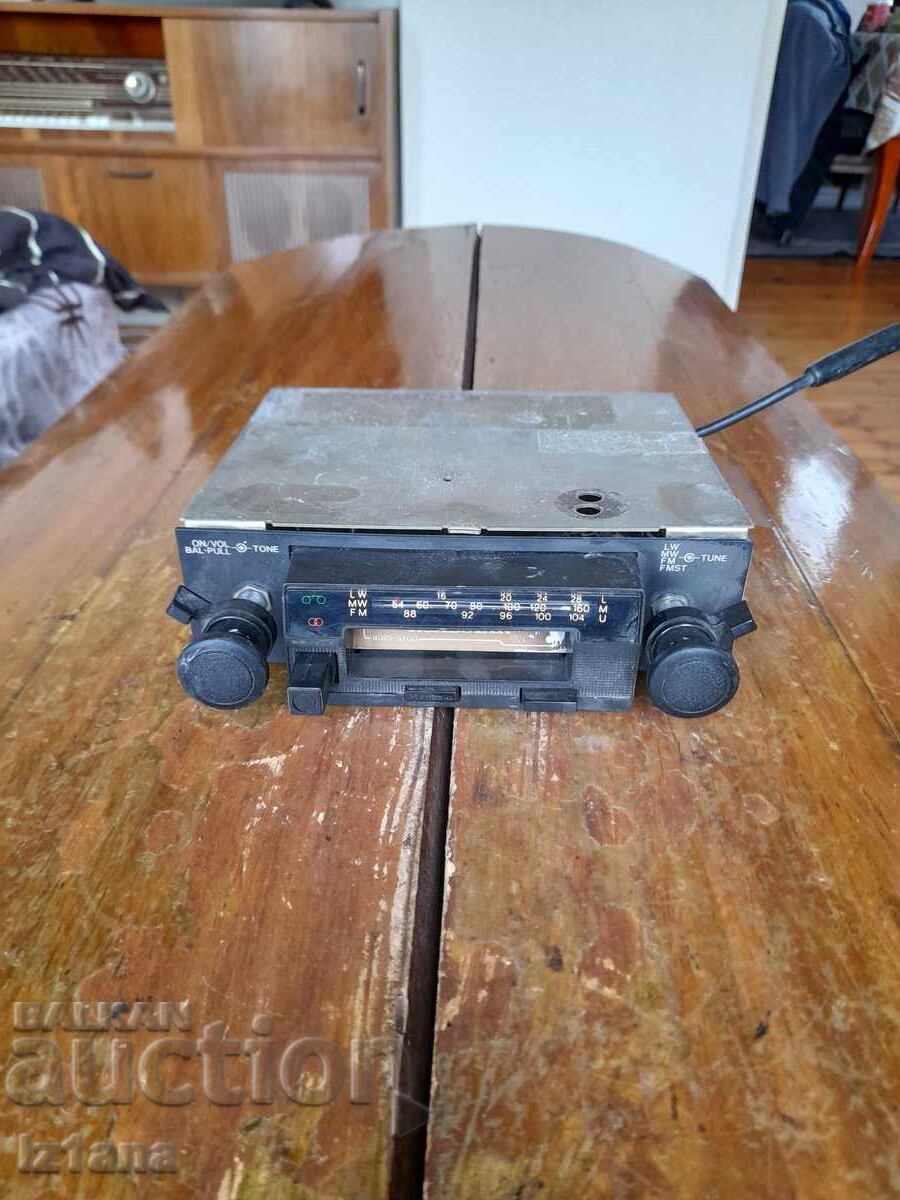 Стар автомобилен радиокасетофон Roadstar