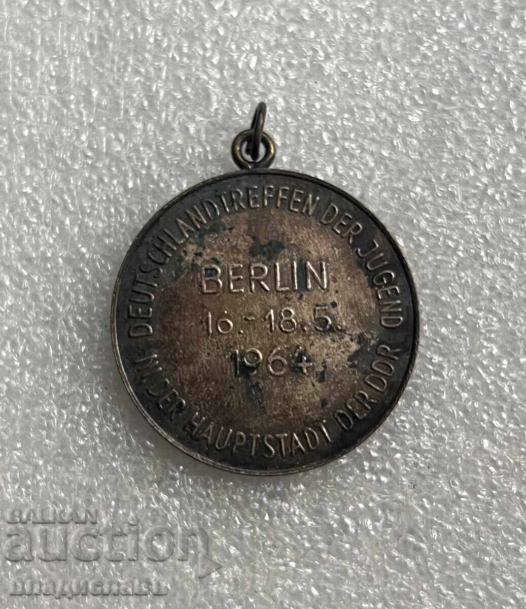 Medalie veche Berlin 1964 cu preț 25.00 BGN | € 12.78