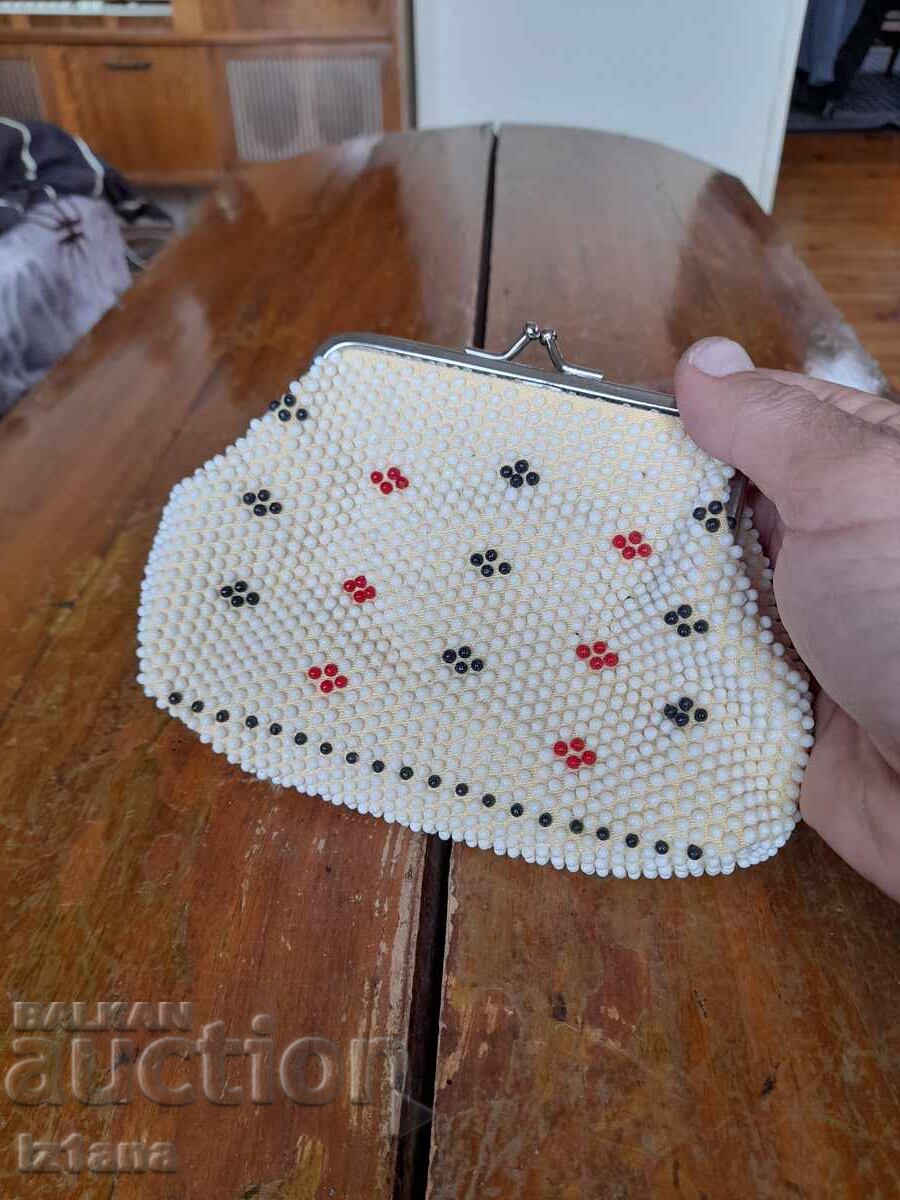 Παλιό πορτοφόλι με χάντρες με τιμή 27.00 BGN | € 13.80