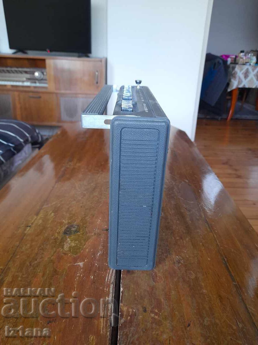Radio vechi, receptor radio UFA 201 cu preț 100.00 BGN | € 51.13
