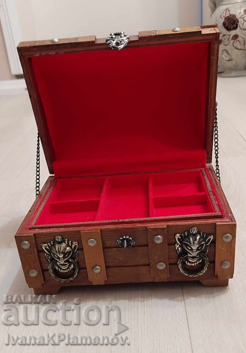 Cutie de bijuterii din lemn pentru cunoscători cu preț € 36.00 | 70.41 BGN