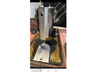 Mașină de cusut rusească veche într-o valiză