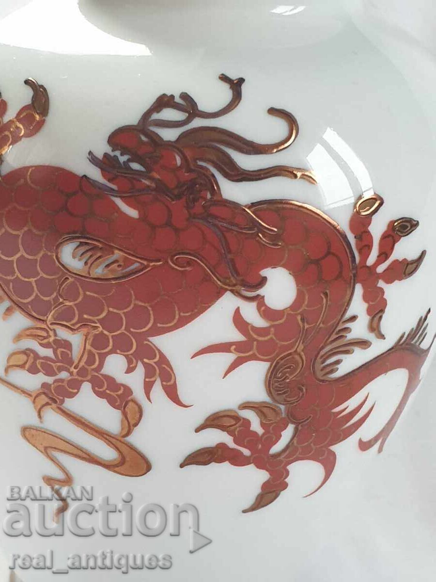 Vaza de portelan cu preț 47.00 BGN | € 24.03