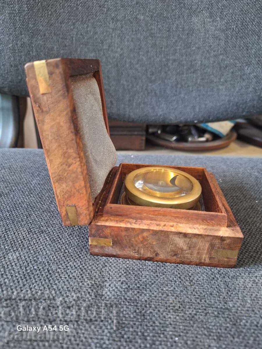 Licitație BUSOLĂ CU CUTIE