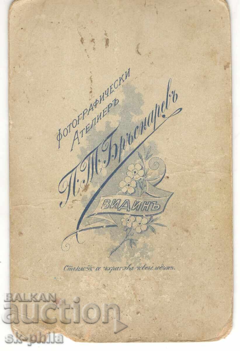 Fotografie veche pe carton - Femeie în fața trandafirilor cu preț 5.00 BGN | € 2.56 Fotografie veche pe carton - Femeie în fața trandafirilor cu preț 5.00 BGN | € 2.56