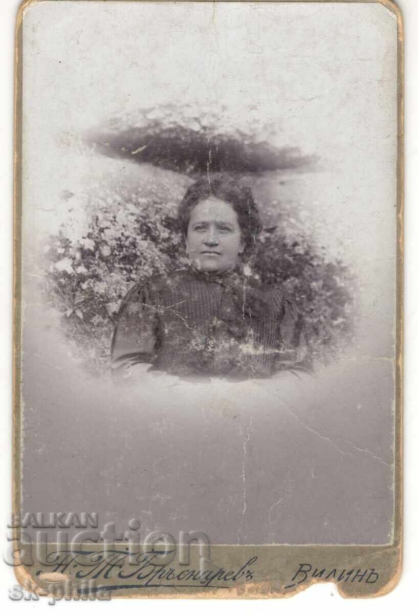 Fotografie veche pe carton - Femeie în fața trandafirilor Fotografie veche pe carton - Femeie în fața trandafirilor