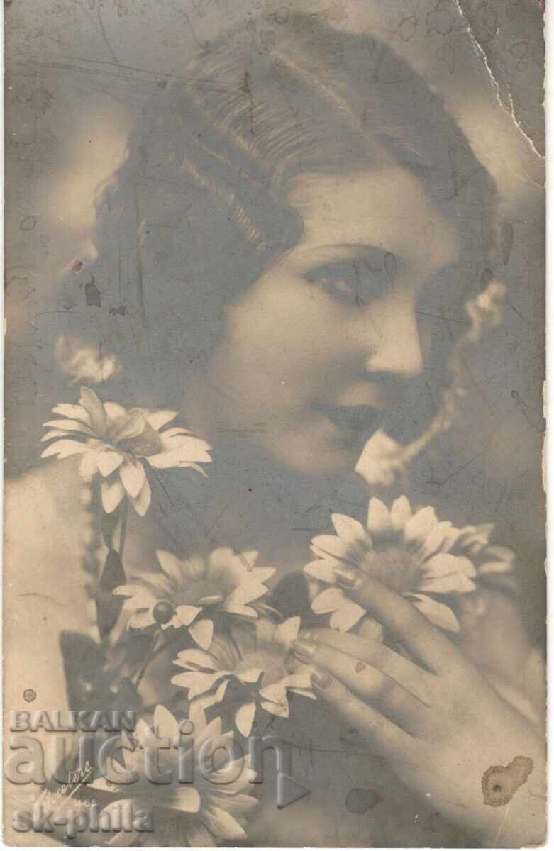 Стара картичка - романтика - Девойка с цветя