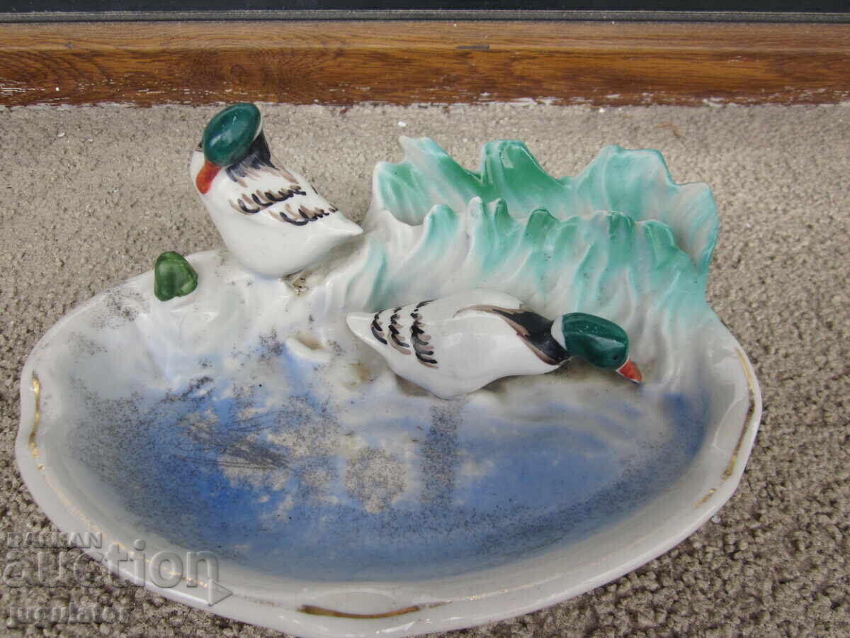 НРБ Българска порцеланова фигура порцеланов пепелник патици с цена 160.00 лв. | € 81.81 НРБ Българска порцеланова фигура порцеланов пепелник патици с цена 160.00 лв. | € 81.81