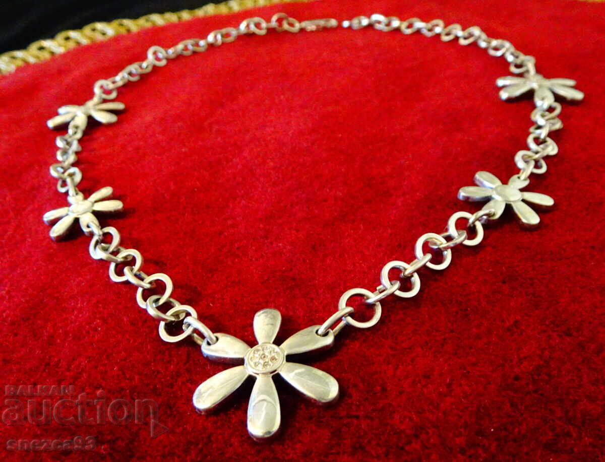 Colier argint 925, zirconi, flori, 39 grame cu preț 137.00 BGN | € 70.05