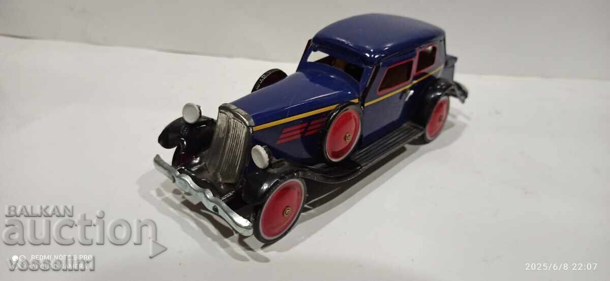 Auction  Old sheet metal car with a wind-up friction mechanism