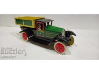 Παλιό λαμαρινένιο φορτηγό με μηχανισμό τριβής με κούρδισμα