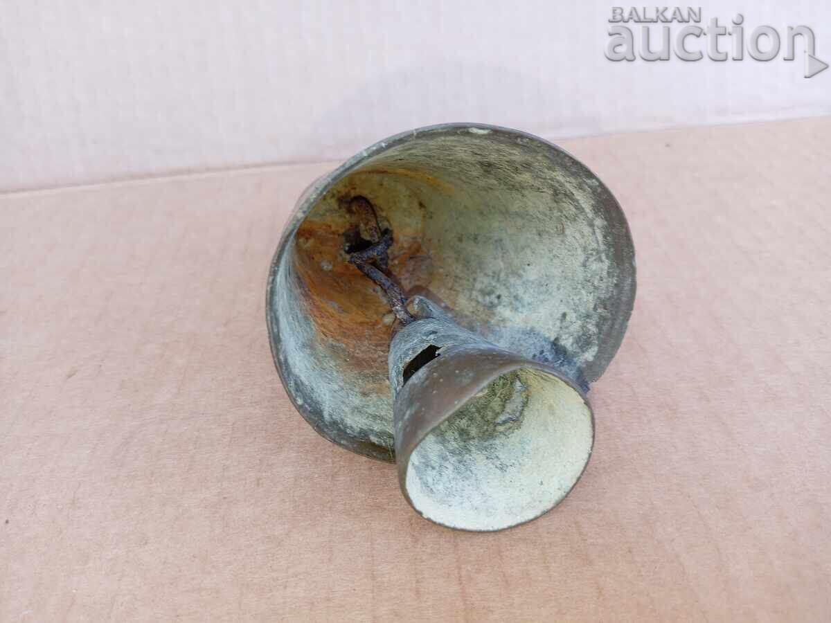 Auction  Antique bronze Revival-era cauldron, 19th century