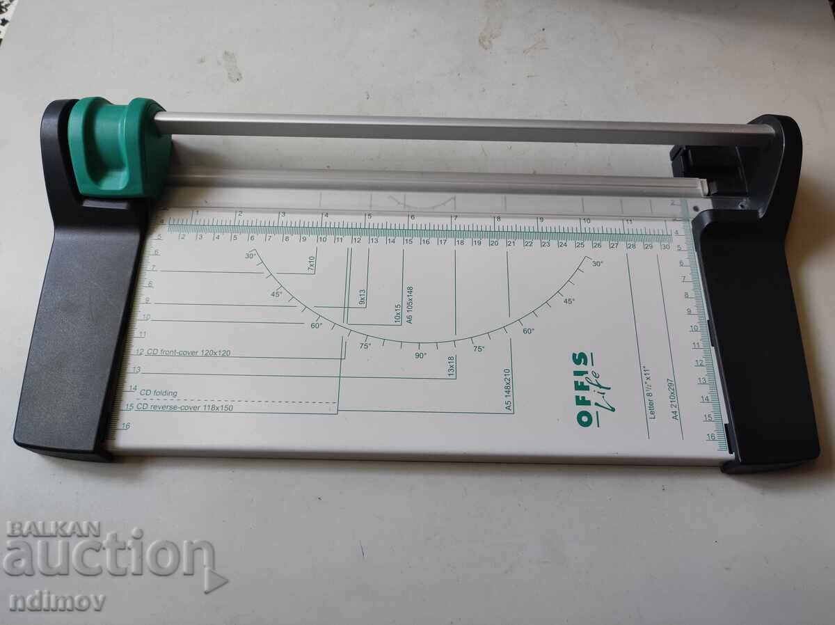 Tăietor de hârtie tip ghilotină A4, german cu preț 30.00 BGN | € 15.34 Tăietor de hârtie tip ghilotină A4, german cu preț 30.00 BGN | € 15.34