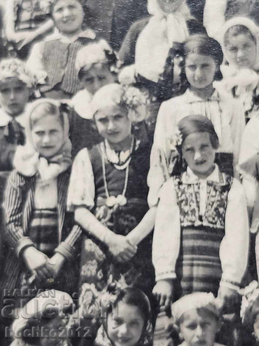 Възрожденска фотография, снимка, носия, пафти 1928 с цена € 7.00 | 13.69 лв.