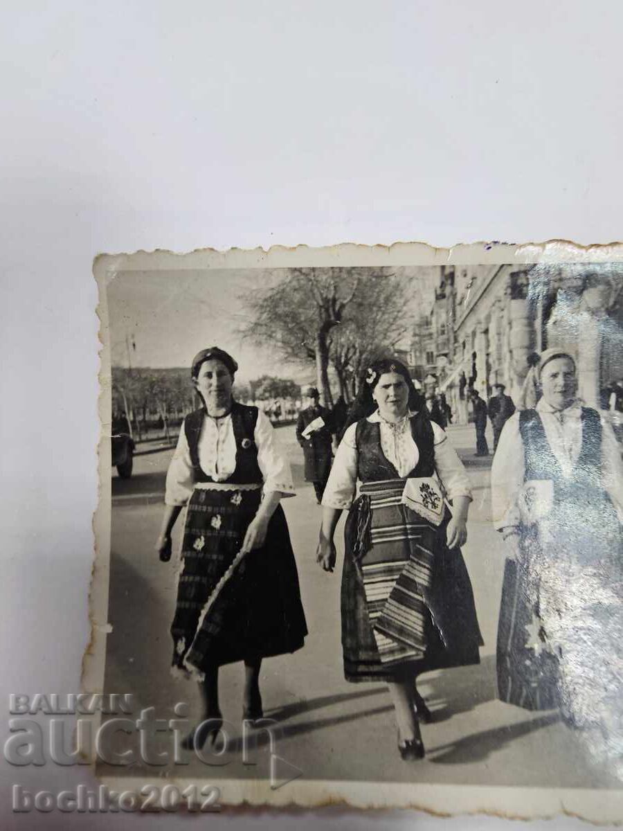 Fotografie din perioada Renașterii, fotografie, costum popular, șorț, anul 1939 cu preț 10.00 BGN | € 5.11