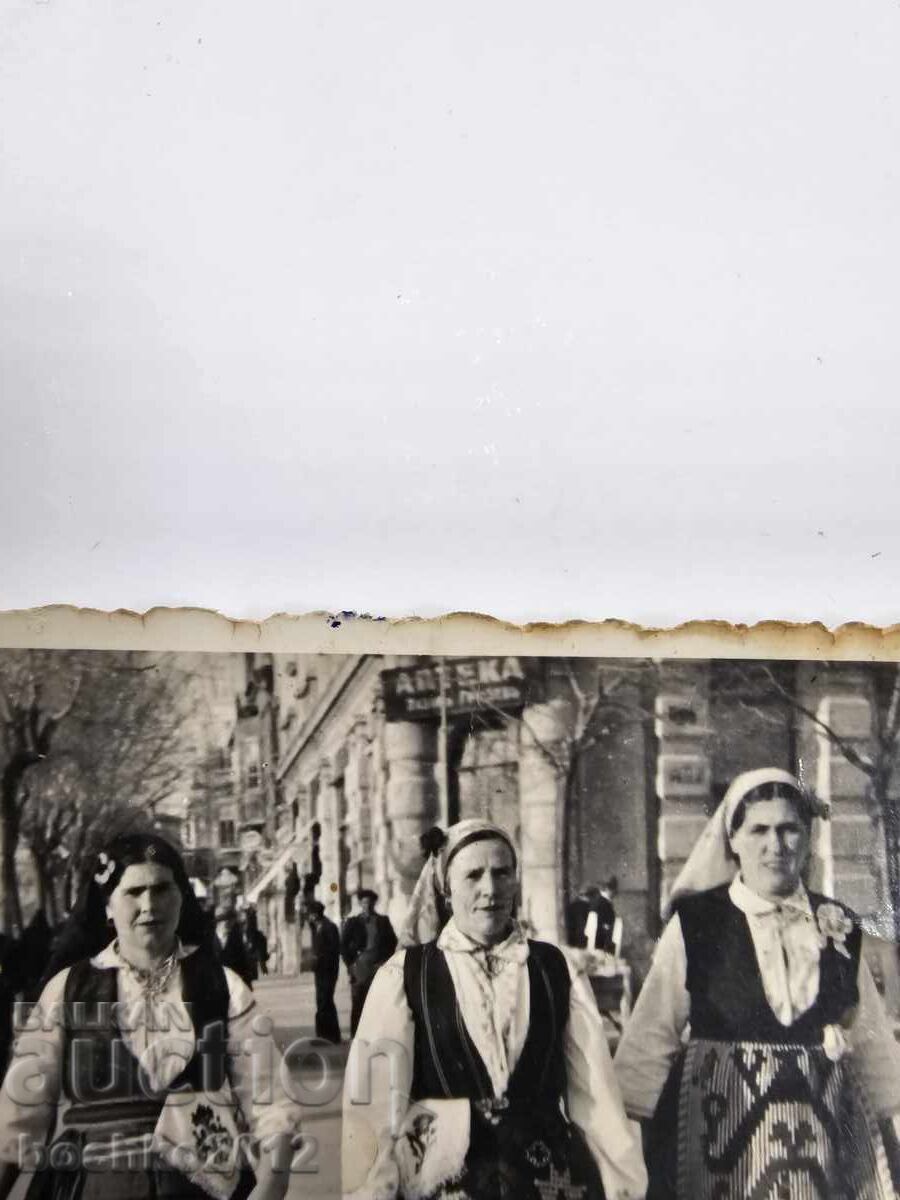 Livrarea Fotografie din perioada Renașterii, fotografie, costum popular, șorț, anul 1939