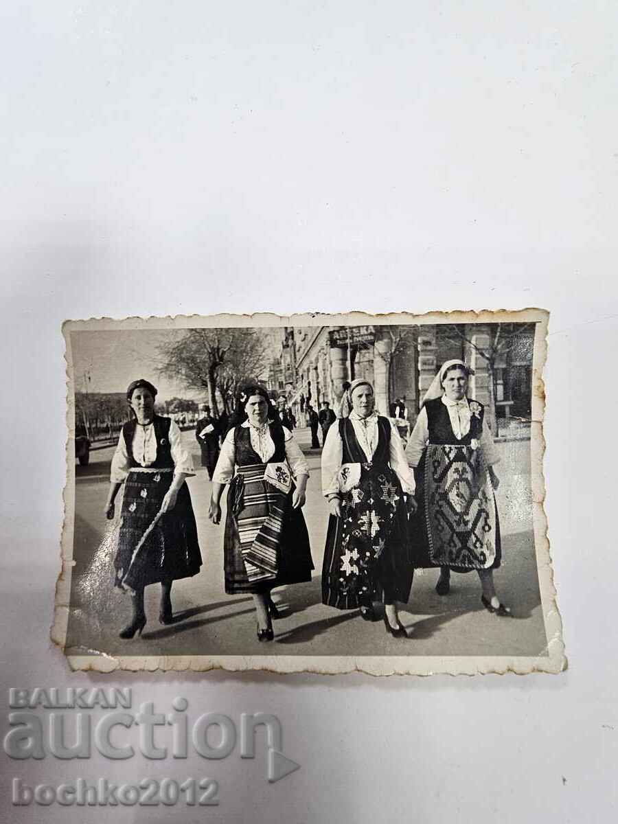 Fotografie din perioada Renașterii, fotografie, costum popular, șorț, anul 1939