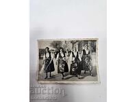 Fotografie din perioada Renașterii, fotografie, costum popular, șorț, anul 1939