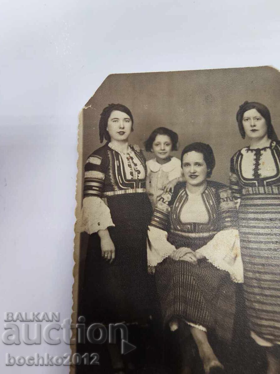 Възрожденска фотография, снимка, носия, 1937 година с цена 5.00 лв. | € 2.56 Възрожденска фотография, снимка, носия, 1937 година с цена 5.00 лв. | € 2.56