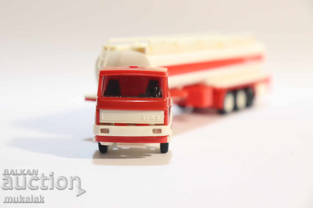 Delivery of H0 1/87 IGRA SKODA LIAZ MODEL TANKER TRUCK CAR