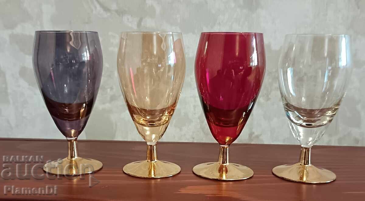 Ρετρό σετ από 4 όμορφα φλιτζάνια με τιμή 30.00 BGN | € 15.34