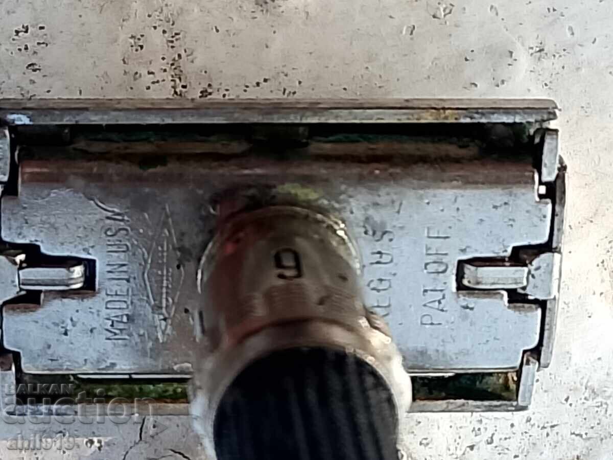 Un aparat de ras vechi cu preț 42.00 BGN | € 21.47 Un aparat de ras vechi cu preț 42.00 BGN | € 21.47